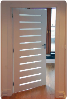 ZAWIASY KRYTE KOBLENZ, POŁĄCZENIA RAMIAKÓW WIDOCZNE, SZYBA MATOWA BEZPIECZNA, OŚCIEŻNICA REGULOWANA Z KOŚCIĄ STYLIZACYJNĄ